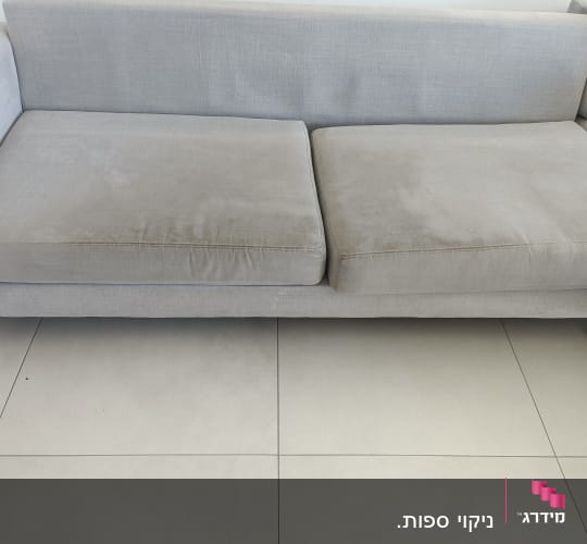 ספה אפורה עם כתמים על הריפוד